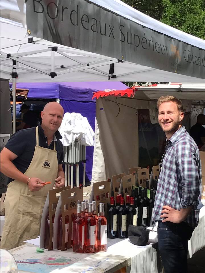 Neil fait découvrir les vins du Haut-tellas lors d'une dégustation